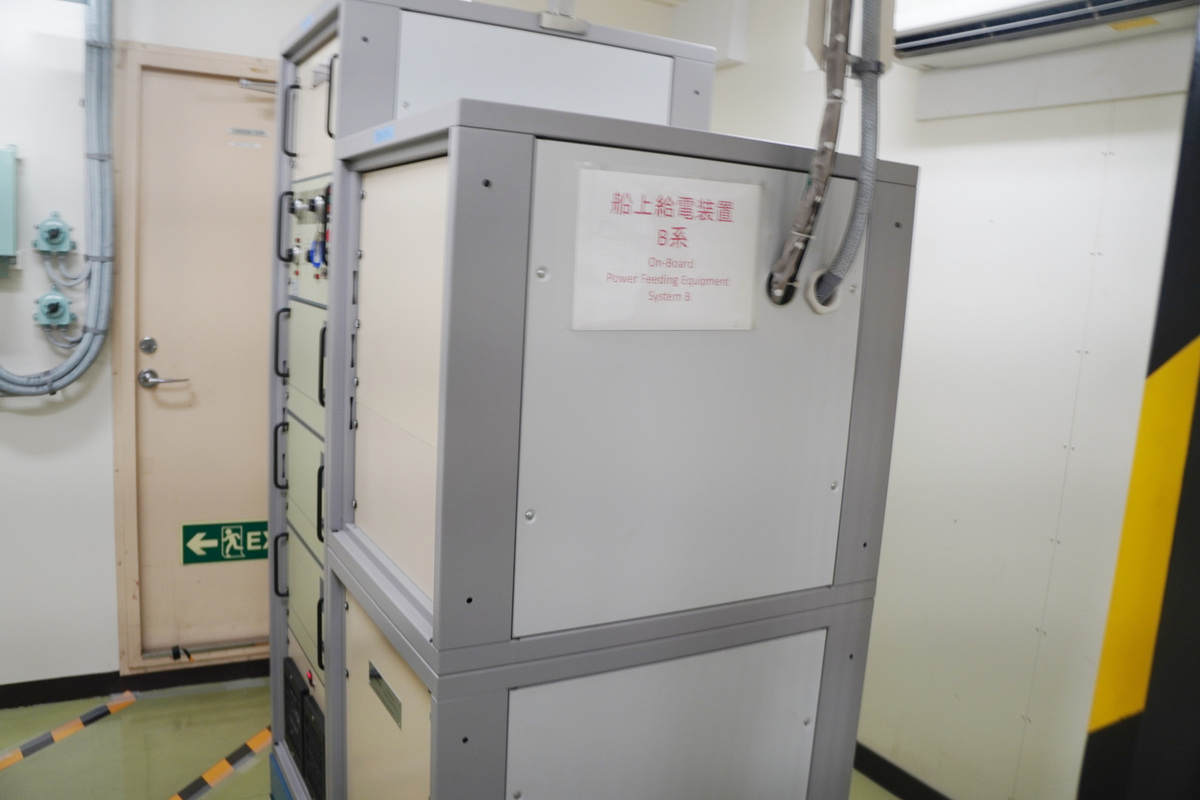 試験に使う高圧電力の給電装置