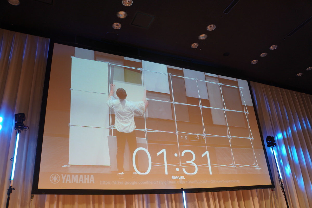 「パネル型スクリーン」を組み立てる動画。フレームを組み立て、パネルをはめ込んでいき、すき間をマグネットで埋める
