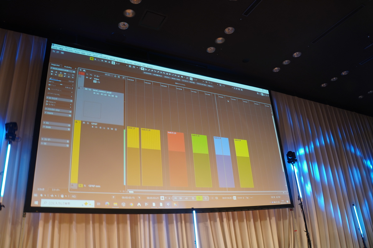 GPAPを使った演出を実演。DAWツール「Cubase」のタイムラインに色の帯が表示されているのが、照明の色のデータ