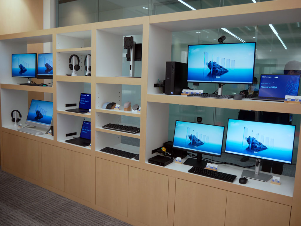 最新モニターをはじめとした周辺機器を展示している