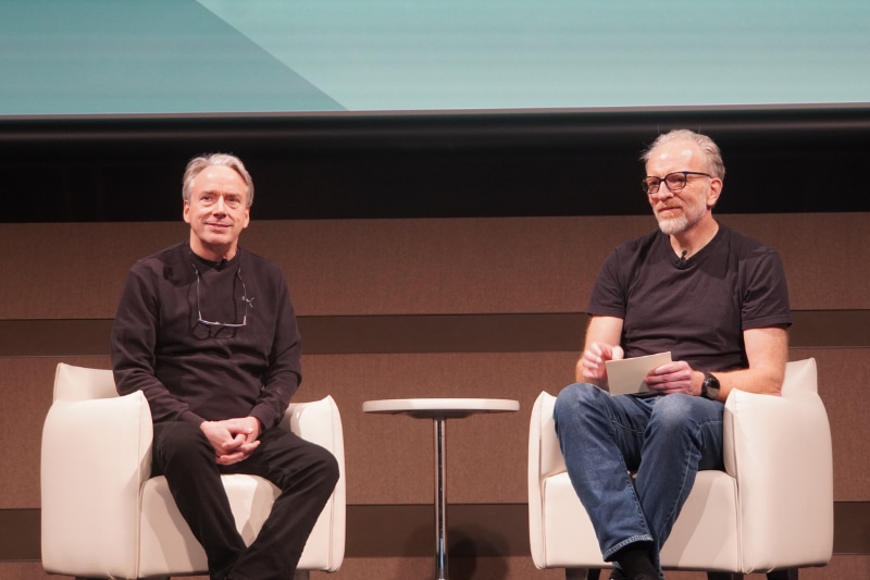 Linus Torvalds氏（左）とDirk Hohndel氏（右）