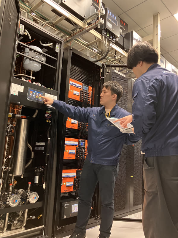 ー検証実機の正面ー モニターとPCで冷水の温度やポンプ圧力を確認している様子