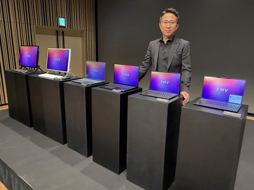 発表したFMV新製品を前にする大隈健史社長