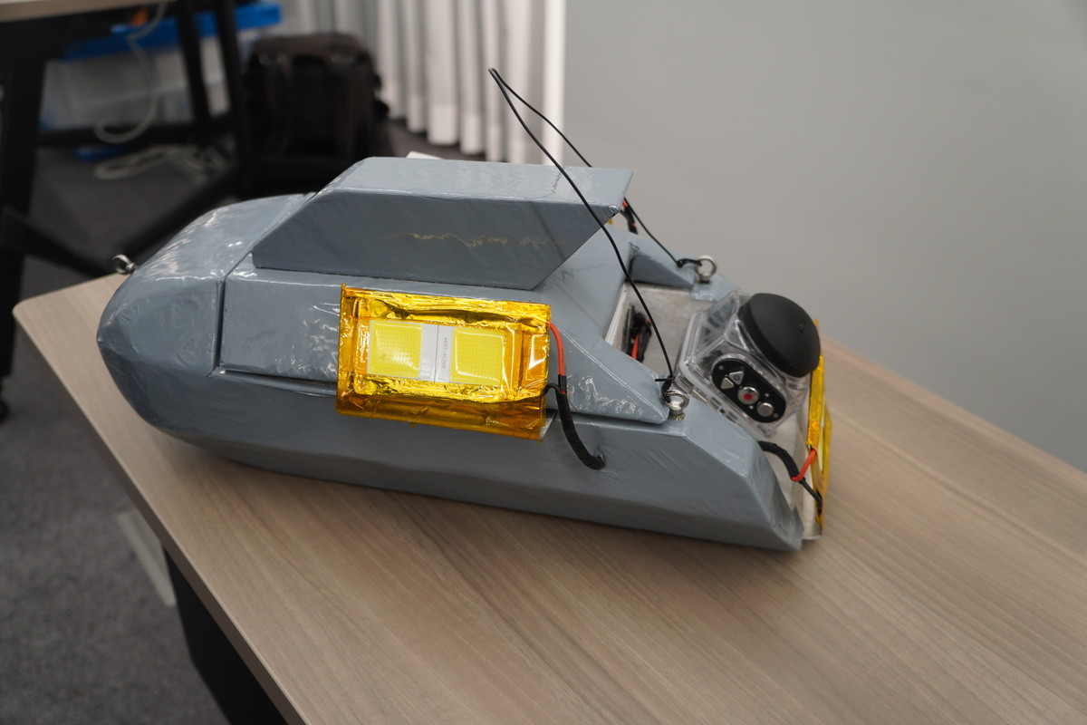 事業説明会で展示されたボート型ドローン