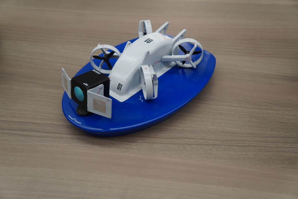 事業説明会で展示された浮子型ボート