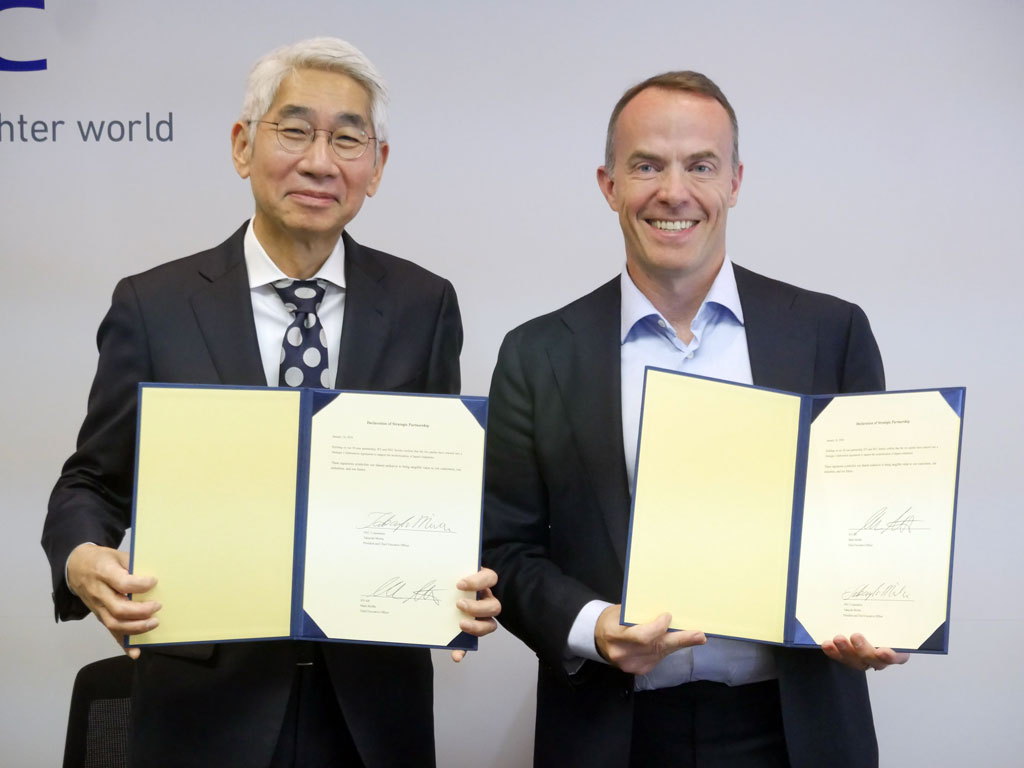 両社のCEOが誓約書に署名した