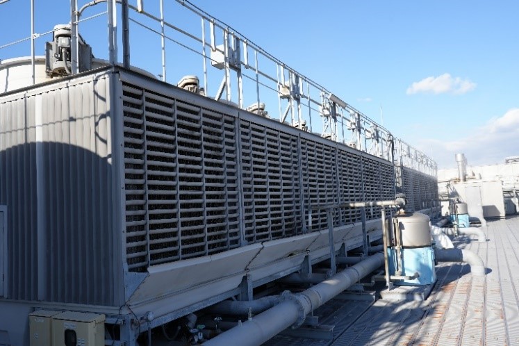 ターボ冷凍機の熱を排熱する冷却塔
