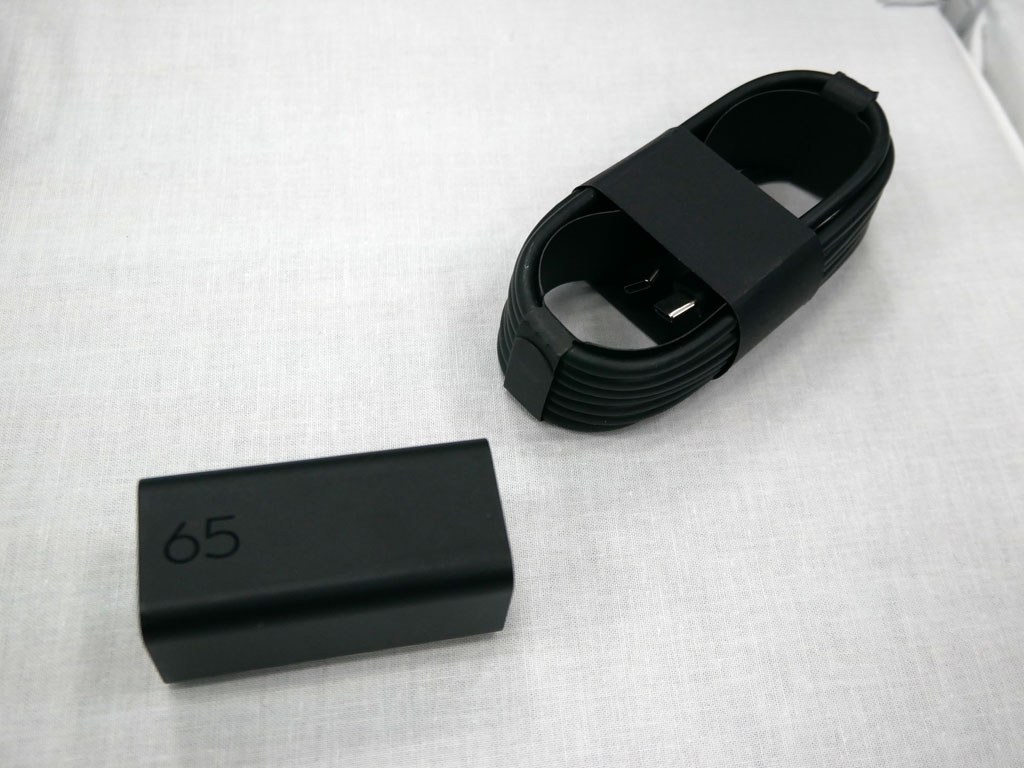 ACアダプターを67gと小型軽量化