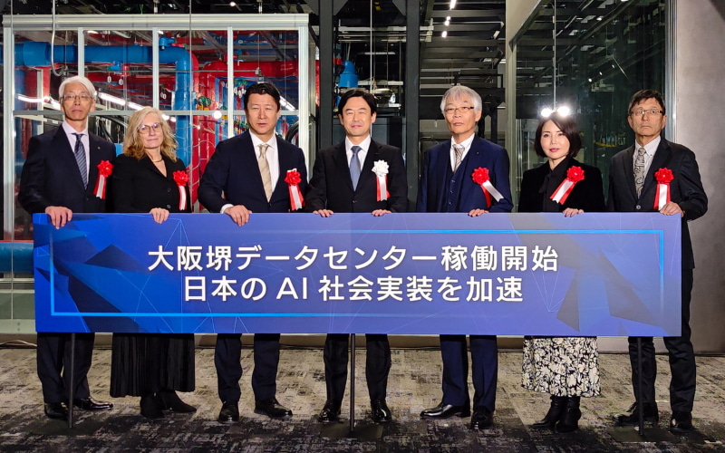 KDDI 大阪堺データセンターの開所式のセレモニー。左から日立の細矢良智執行役常務 CEO、HPEのTrish Damkroger 上級副社長 兼 CPO、エヌビディアの大崎真孝日本代表、KDDIの松田浩路社長 CEO、堺市の本屋和宏副市長、グーグル・クラウド・ジャパンの三上智子代表、シャープの中野吉朗執行役員CDO
