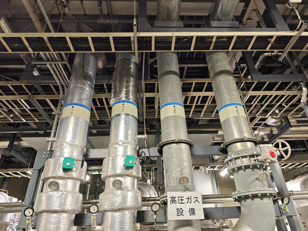 ターボ冷凍機でDLCからCDU経由で送られてきた熱水を冷水に生成する。熱交換された熱は、今度は冷却塔に回されて大気と熱交換される
