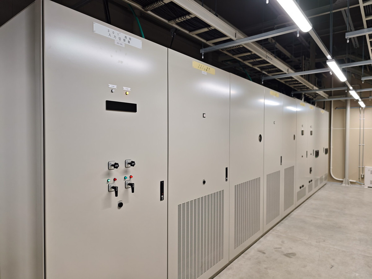 電気室の変圧器で6000Vから415Vに変圧される