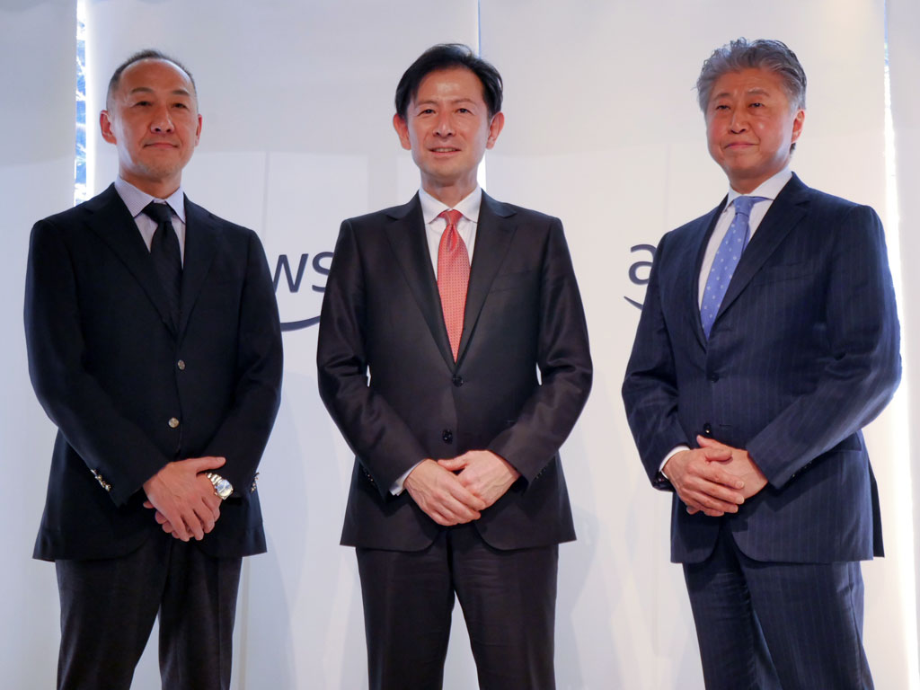 （左から）常務執行役員 技術統括本部長の巨勢泰宏氏、代表執行役員社長の白幡晶彦氏、常務執行役員 パブリックセクター統括本部長の宇佐見潮氏