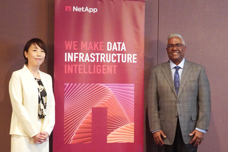 米NetAppのCEO、ジョージ・クリアン氏（右）と、ネットアップ合同会社の代表執行役員社長、斉藤千春氏（左）