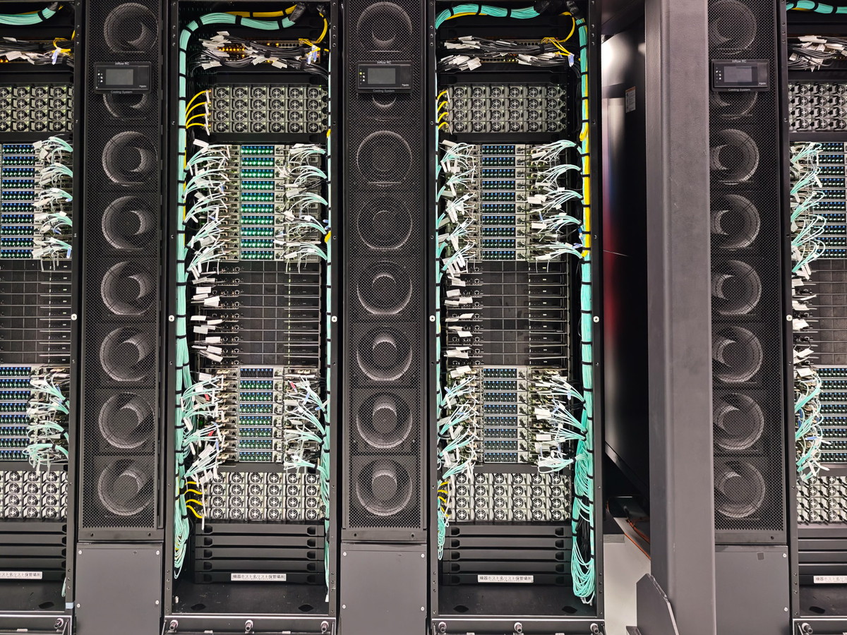 KDDIの大阪堺データセンター内に置かれているGB200 NVL72のラック。このラックとラックが、Ethernetで接続されスケールアウトされていく。