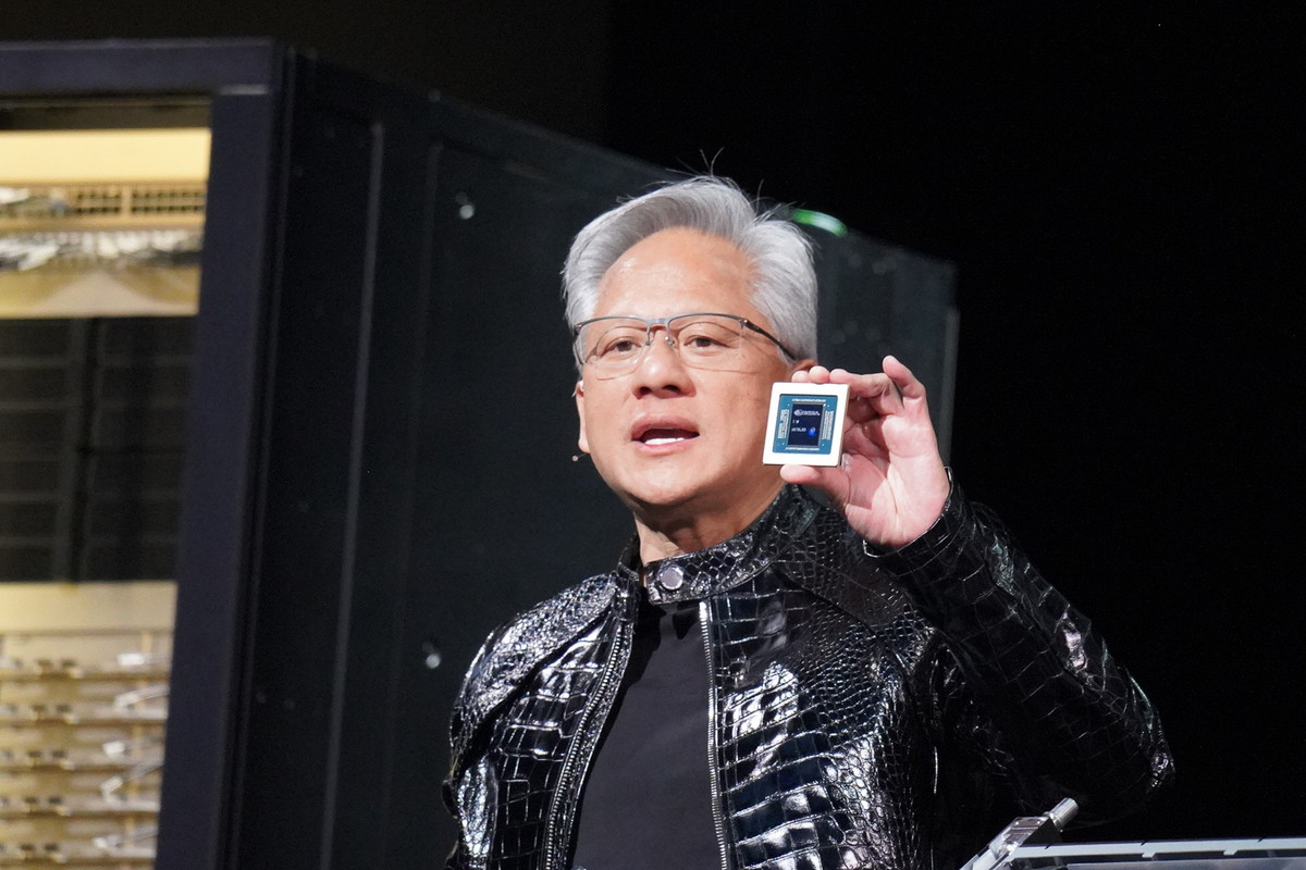NVIDIA ジェンスン・フアンCEOが1月のCESで公開した、第6世代のNVLink Switch