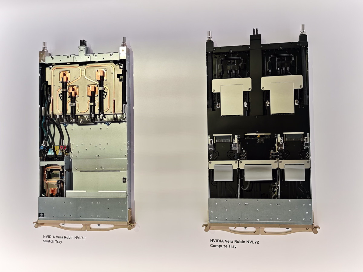 Vera Rubin NVL72のNVLink Switchトレイ（左）と、Vera Rubin NVL72のコンピュートトレイ（右）