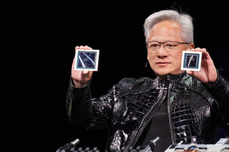 NVIDIA CEO ジェンスン・フアン氏が手に持つのがVera（右）とRubin（左）