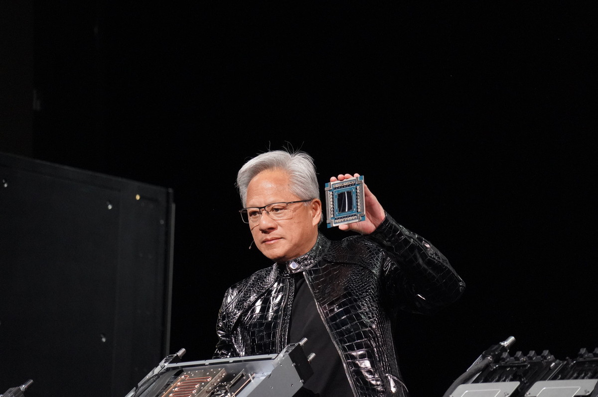 NVIDIAの戦略製品となるSpectrum-X Ethernet Photonicsを紹介するNVIDIA フアンCEO