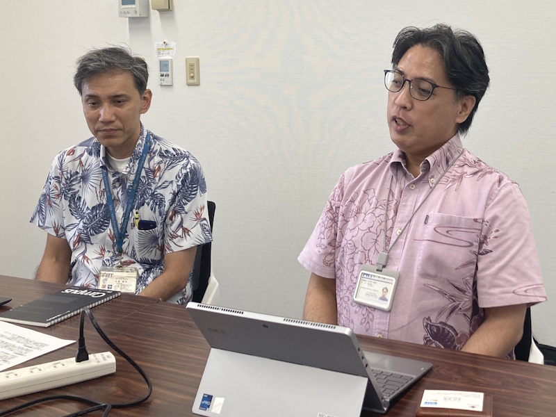 FRTソリューション事業本部 インターネットデータセンター部長 ソリューションセンター長の砂辺剛志氏（右）と、ファシリティーグループリーダーの屋宜真也氏（左）