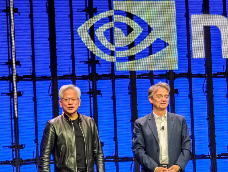 NVIDIA CEO ジェンスン・フアン氏（左）とダッソー・システムズ CEO パスカル・ダロズ氏（右）