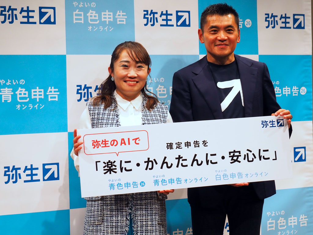 キンタロー。さん（左）と弥生の武藤健一郎社長（右）