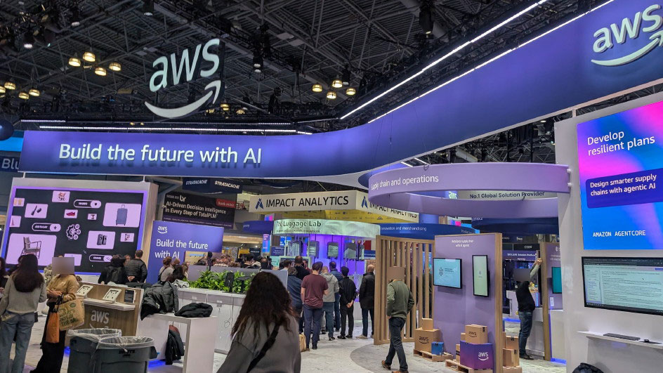 NRF 2026に設置されたAWSの展示ブースでは、スーツケースのプロダクトデザインをAIエージェントが一気通貫で行う「The Luggage Lab」など、AIエージェントが小売業界で自律的に動くデモを来場者が体験できるコーナーが多かった
