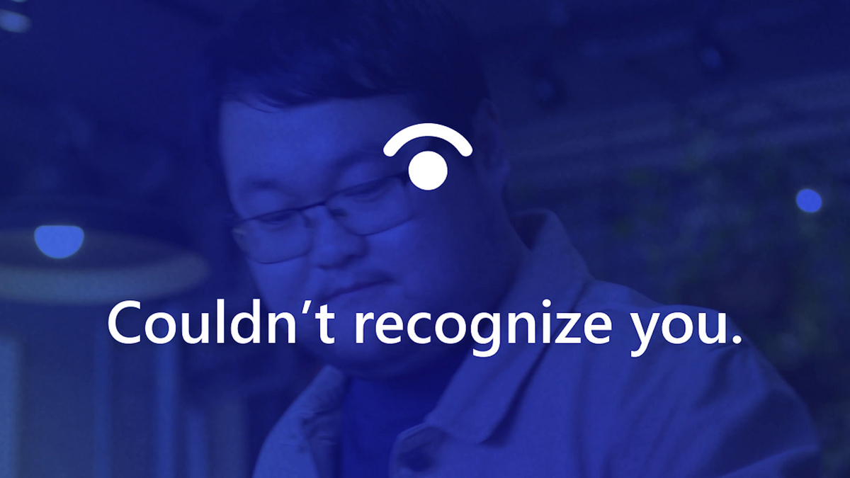 動画より：Windows Helloで顔認証でき、他人は操作できない