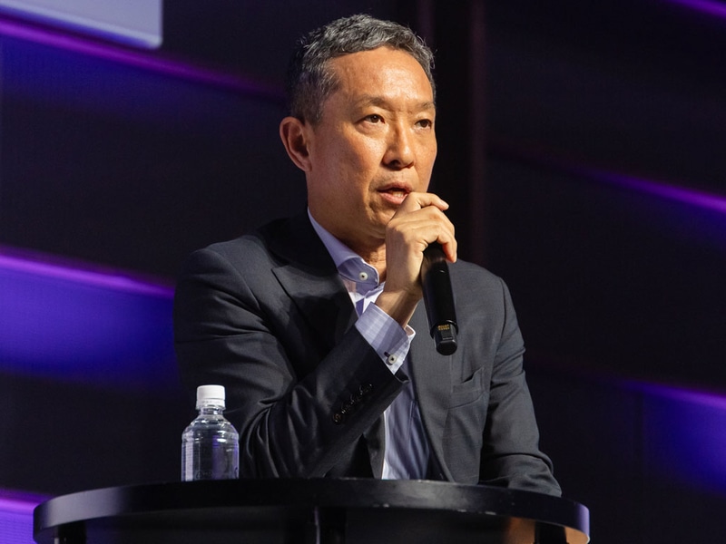 インテル株式会社 執行役員 アカウント・パートナー事業本部 本部長 栗原和久氏（右）