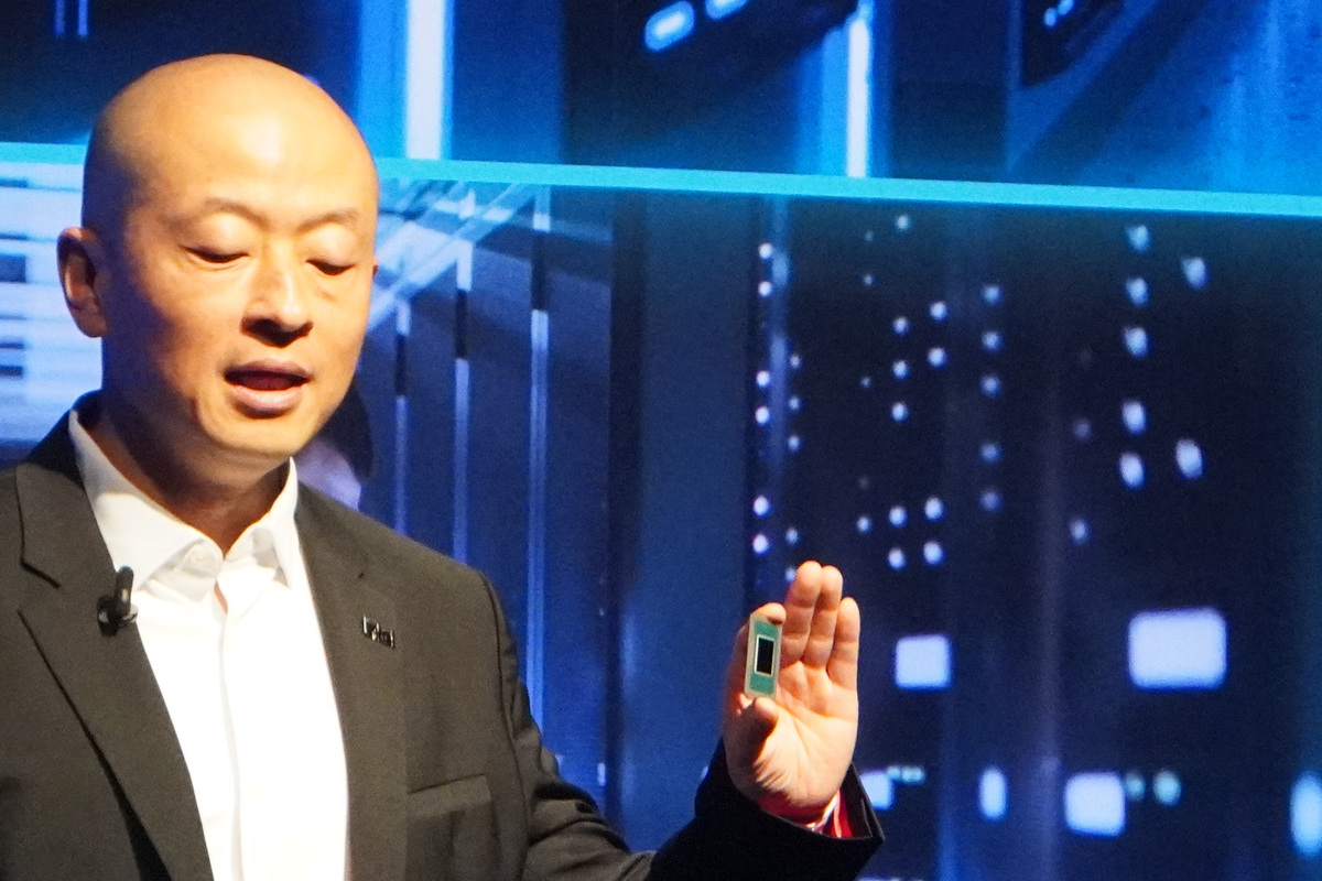インテル Core Ultraシリーズ3を手にしたフェン氏