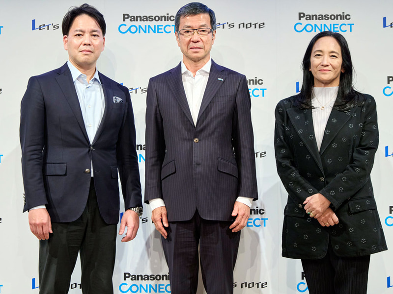 左から、インテルの大野誠社長、パナソニック コネクトの樋口泰行プレジデント CEO、日本マイクロソフトの津坂美樹社長