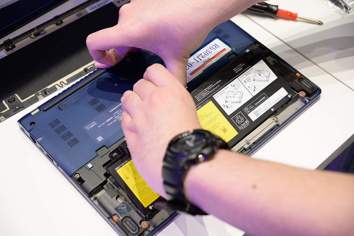 セルフ交換バッテリー機構を採用