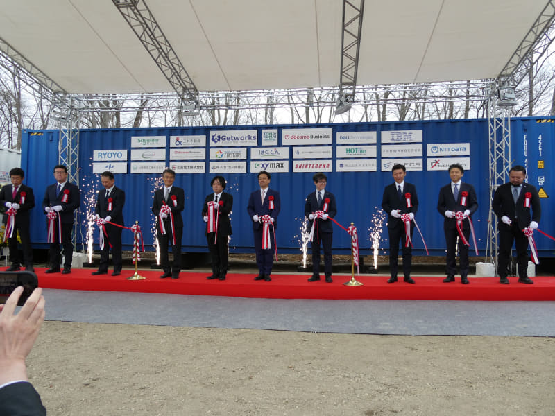 記念式典のテープカットの様子