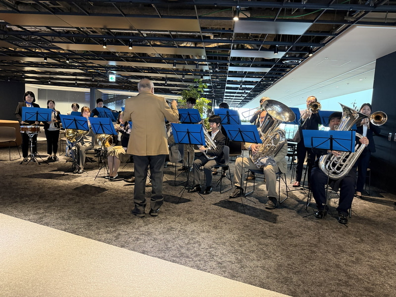 オープニングセレモニーでは、NEC玉川吹奏楽団がファンファーレを生演奏した