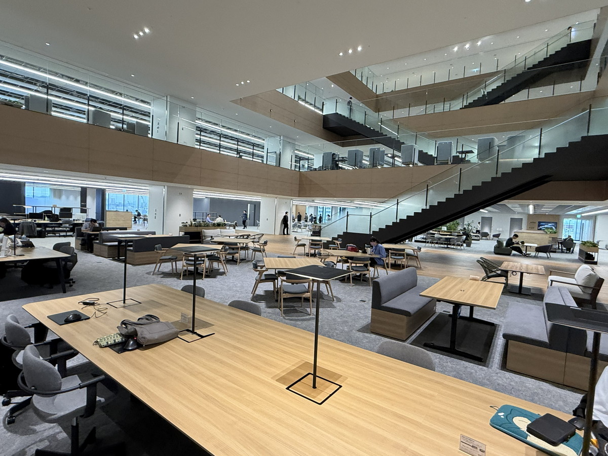 吹き抜けがあり、開放的な空間となっているオフィスフロア