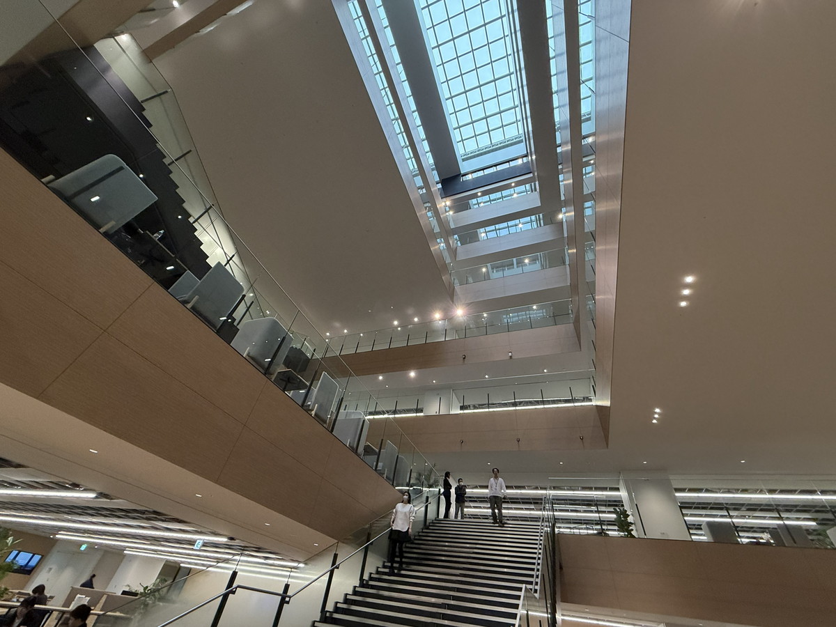 5階から吹き抜けを見たところ