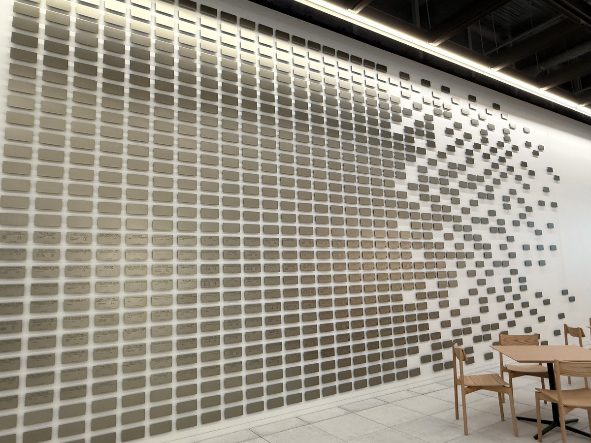 NECの研究者たちの1970年代以降の受賞記念プレートが展示されている