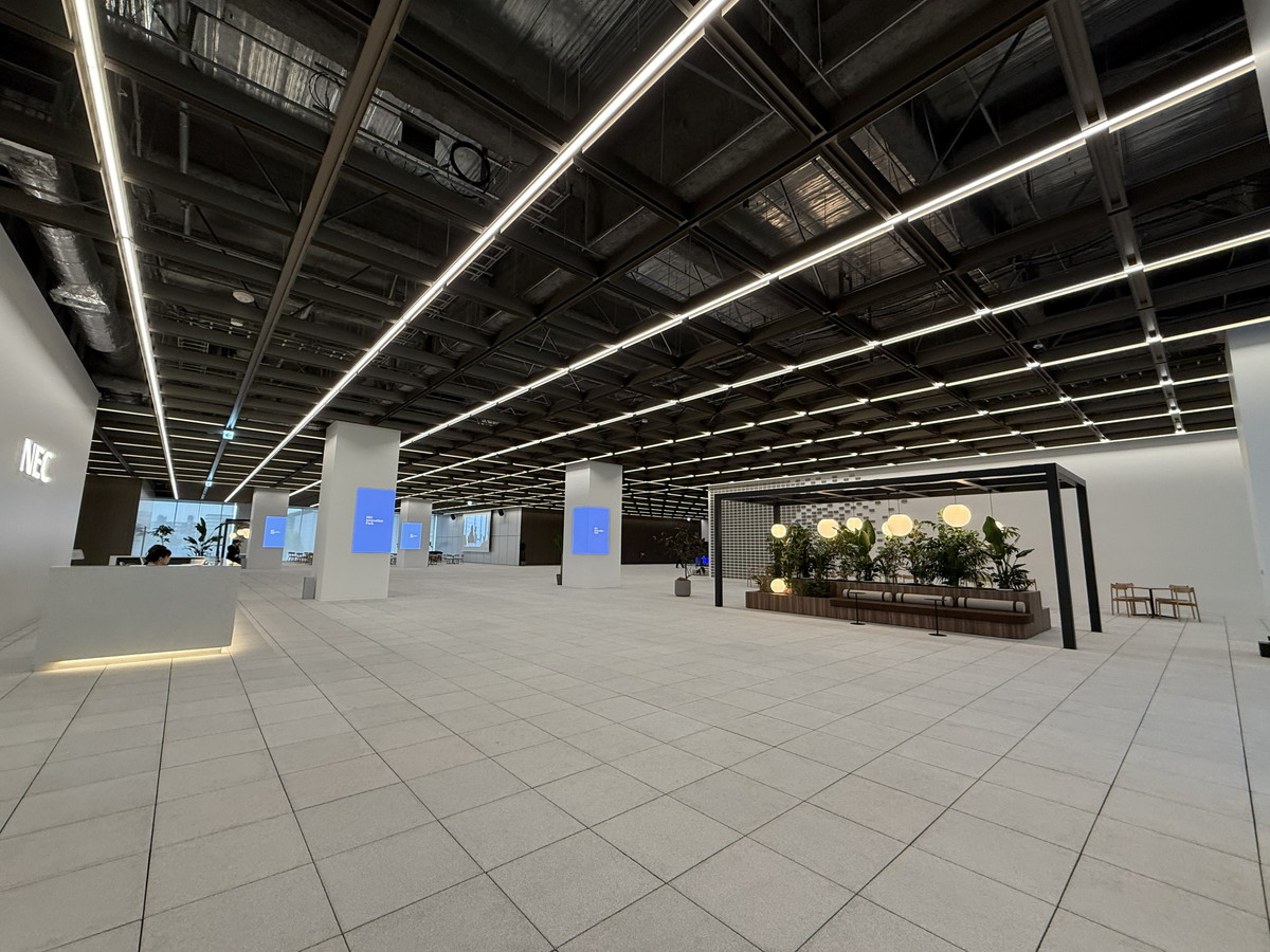 天井は5メートルの高さを持つという広い空間。地域にも開放するという