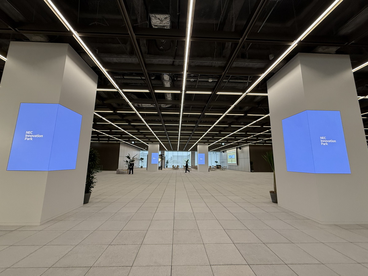 6本の柱があり、L字で映像を映し出しているのが特徴