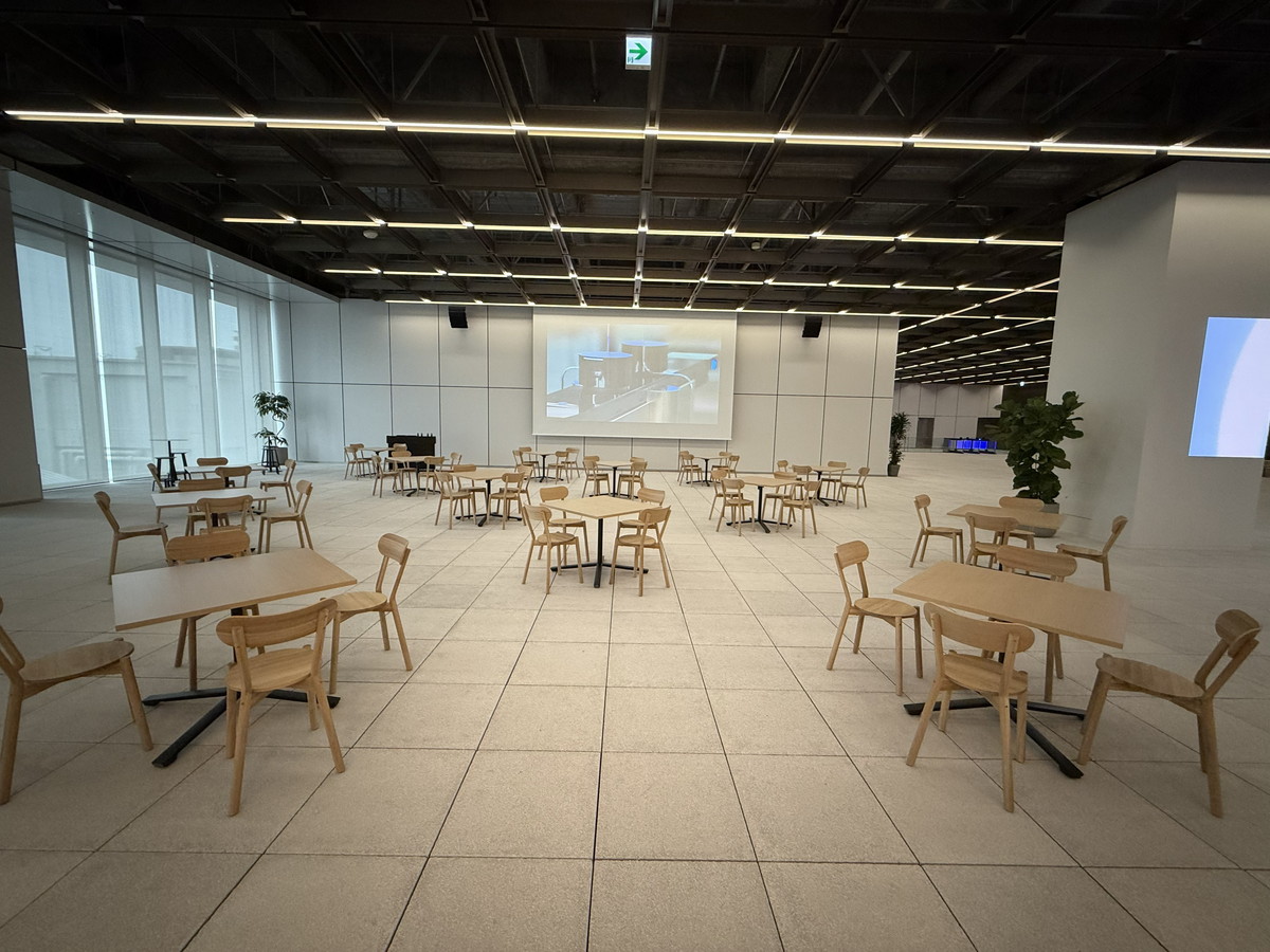 プロジェクターによる270インチの映像を投影できるオープンスペース。さまざまなイベントでの活用ができる