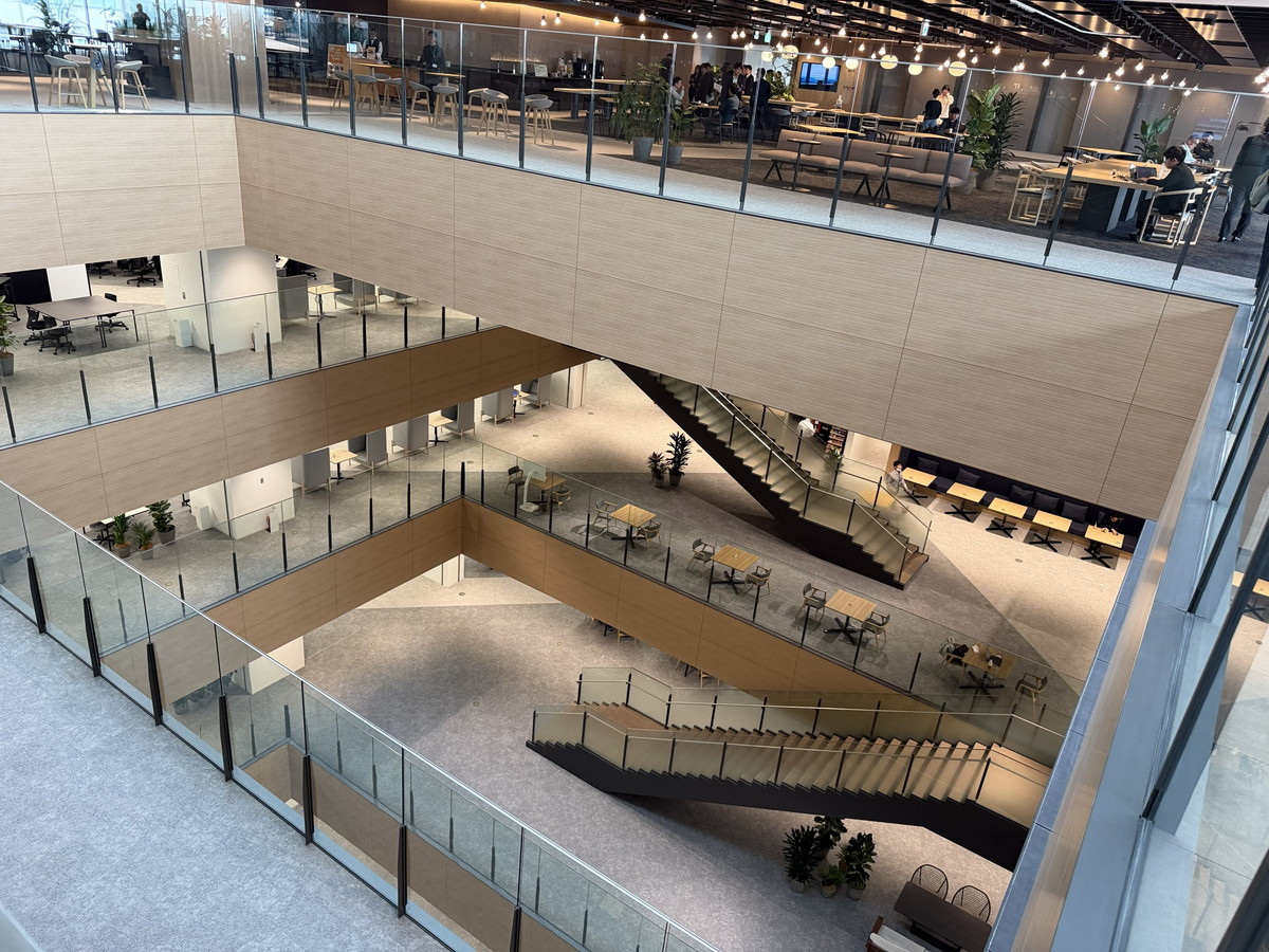 オフィスフロアを上から見たところ。階段で移動しやすいようになっている