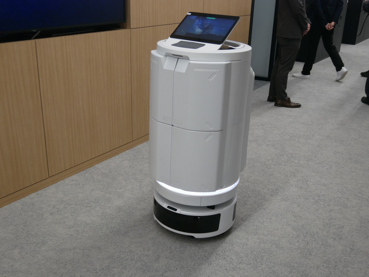 デリバリーロボットが社員にモノを届けるといった実証実験も行っている