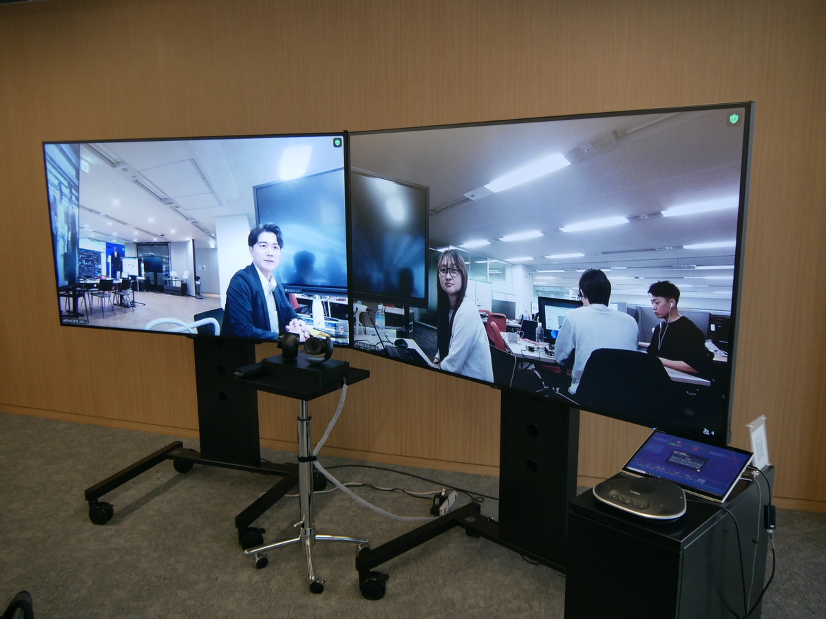 東京・三田の本社ビルと接続し、目線をあわせて会議ができる環境を用意