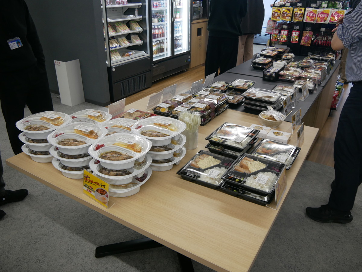 5階フロアにはコンビニがある。昼食時間は弁当も販売