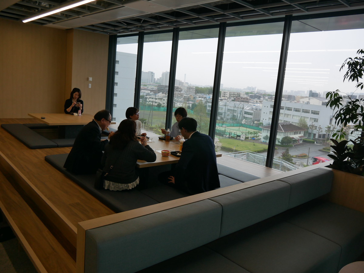 小上がりのスペースも用意し、購入した弁当を食べながらコミュニケーションを図ることも可能だ