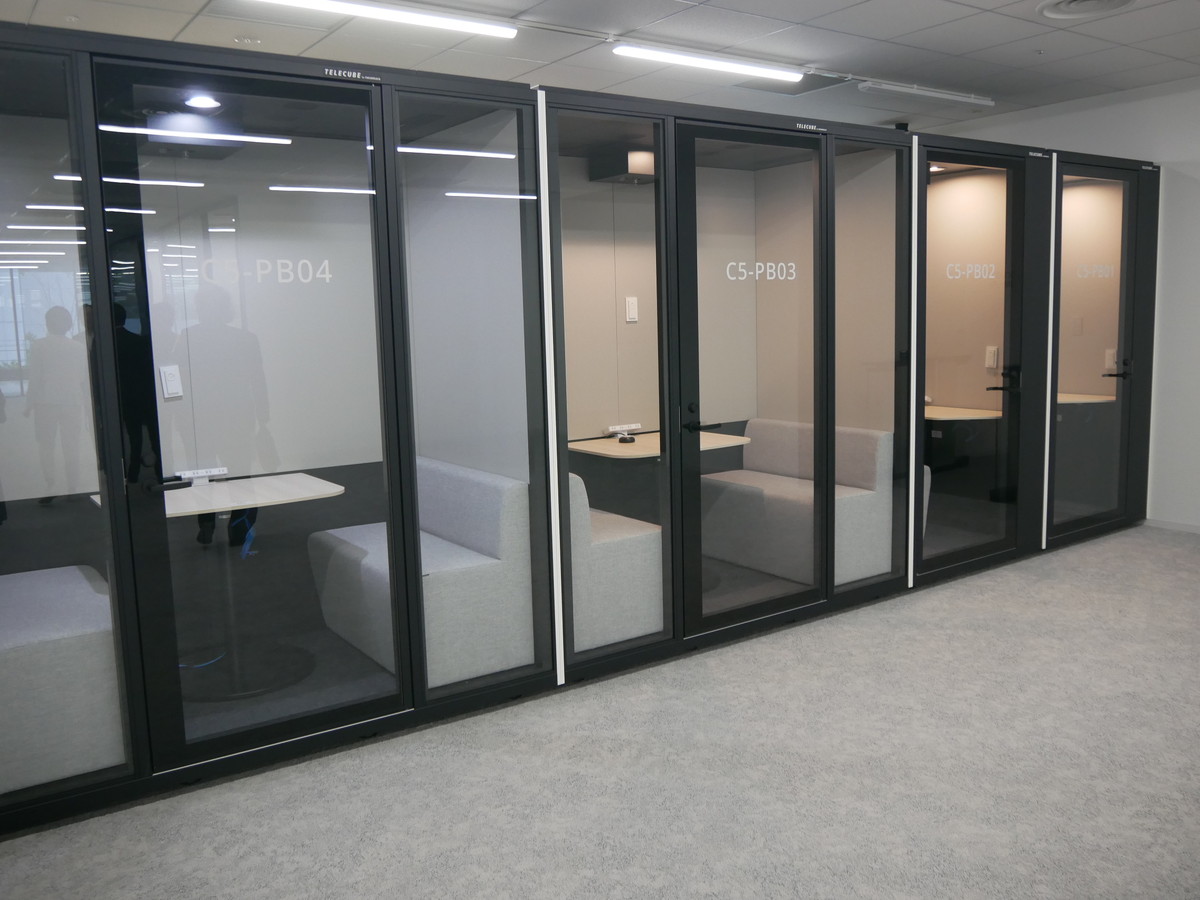 オンライン会議などにも使えるブースもある