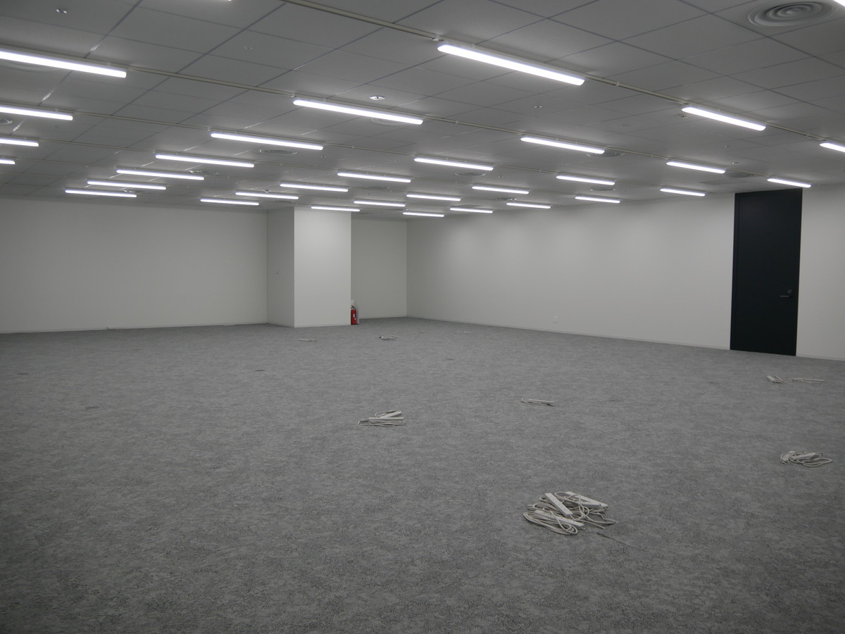 3階の床の耐荷重は約1トン。さまざまな実験機器を導入することを想定している。まだ機器が入っていない部屋が多い