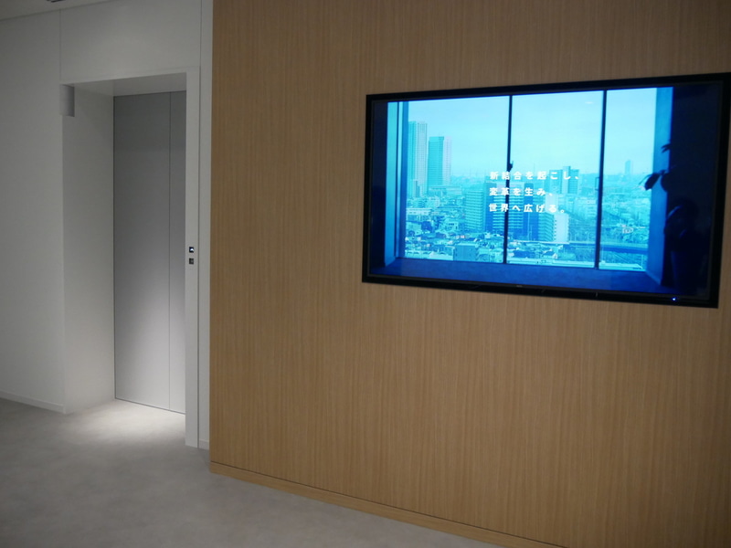 エレベーターホールにはサイネージを設置。全国の拠点で同じコンテンツを放映できるという