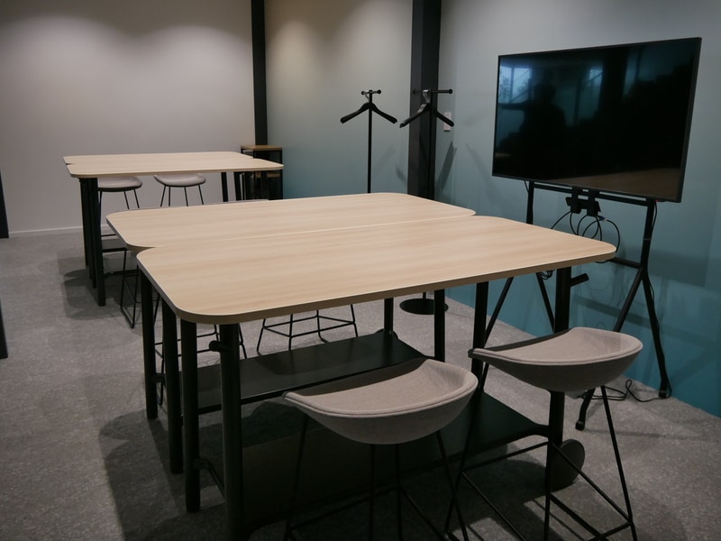 チーム単位での打ち合わせなどに利用できるスペース。ハイタイプとすることで、会議が短時間で終わるようにしているという