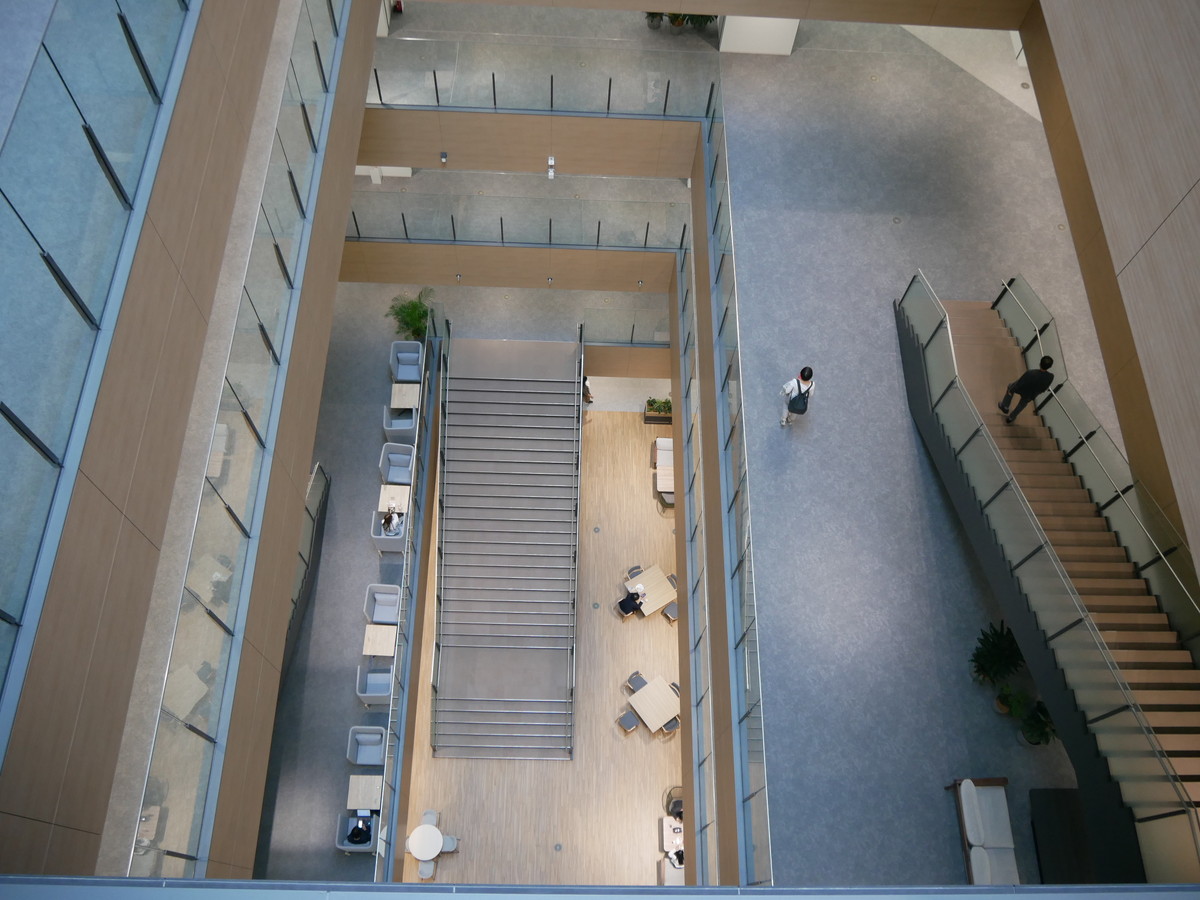 11階から下のフロアを見た様子。階段が交互に設置されているのがわかる