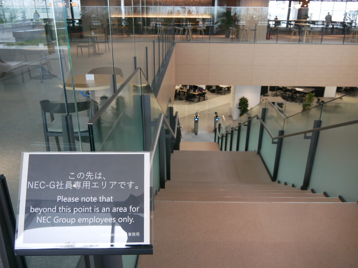 11階の共創エリアから、10階のオフィスエリアに降りることができる。10階には顔認証ゲートを設置しているのが見える